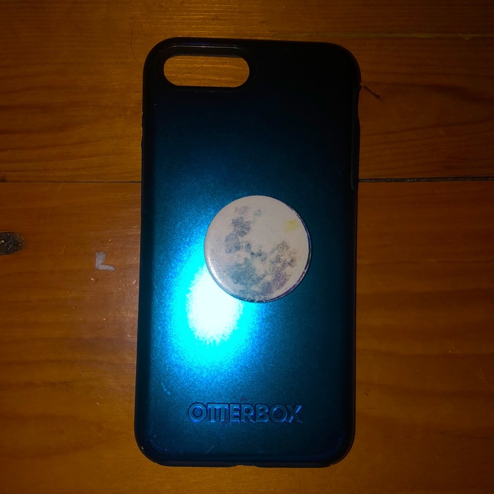 Otter box iphone 8+ case and pop socket